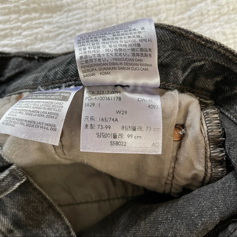 LEVIS 501 Mid Rise washed black button cutoff - Picture 4 of 5